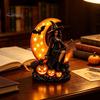 Halloween-Dekoration für den Innenbereich Hexe auf Mondsichel Dekorative Leuchte, Gotische Dekoration Lampe, Harzfigur für Tischdeko Zuhause Gruselig Saisonale