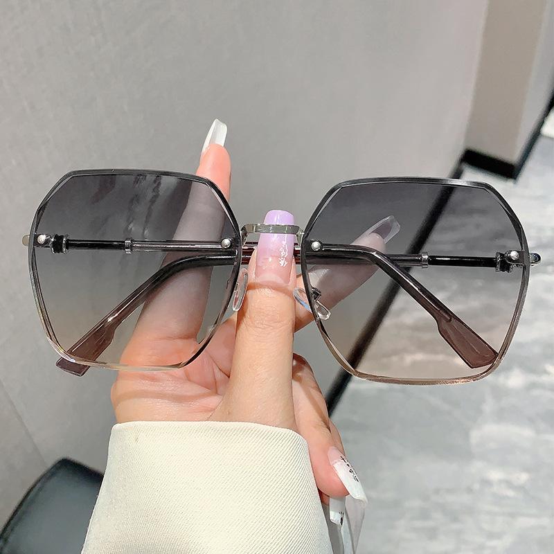 

Trendy Classic Luxury Designer Style Style Rivet Polygon Sun Glasses Glasses Ladies For Female Sun Eyeglasses Punk Popular Outdoor Durable Metal