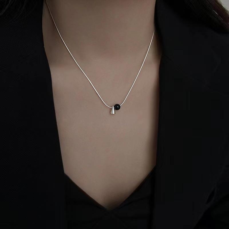 Trendy náhrdelník s kuželem z černého achátu: Lehký luxus, Niche design, Všestranný klíční řetízek pro ženy