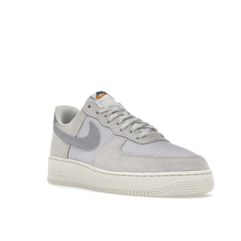 Nike Air Force 1 07 LV8 Certified Fresh - Photon Dust Herren-Sneaker Weiß Sail Light-Smoke-Grey DO9801-100