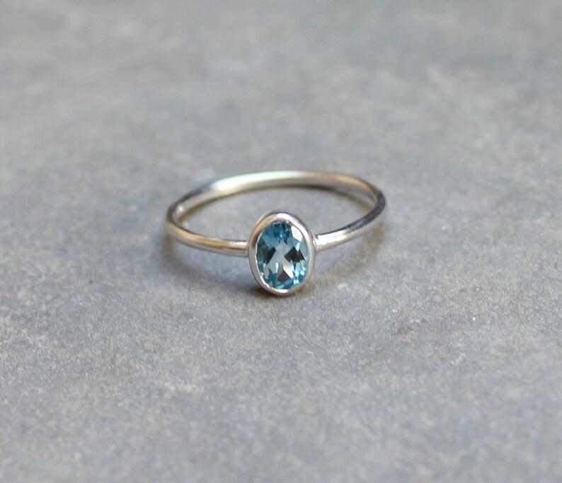 Inel cu pietre prețioase de topaz albastru, inel de stivuire, inel de argint 925, inel lucrat manual, inel de piatră de naștere, inel de aniversare