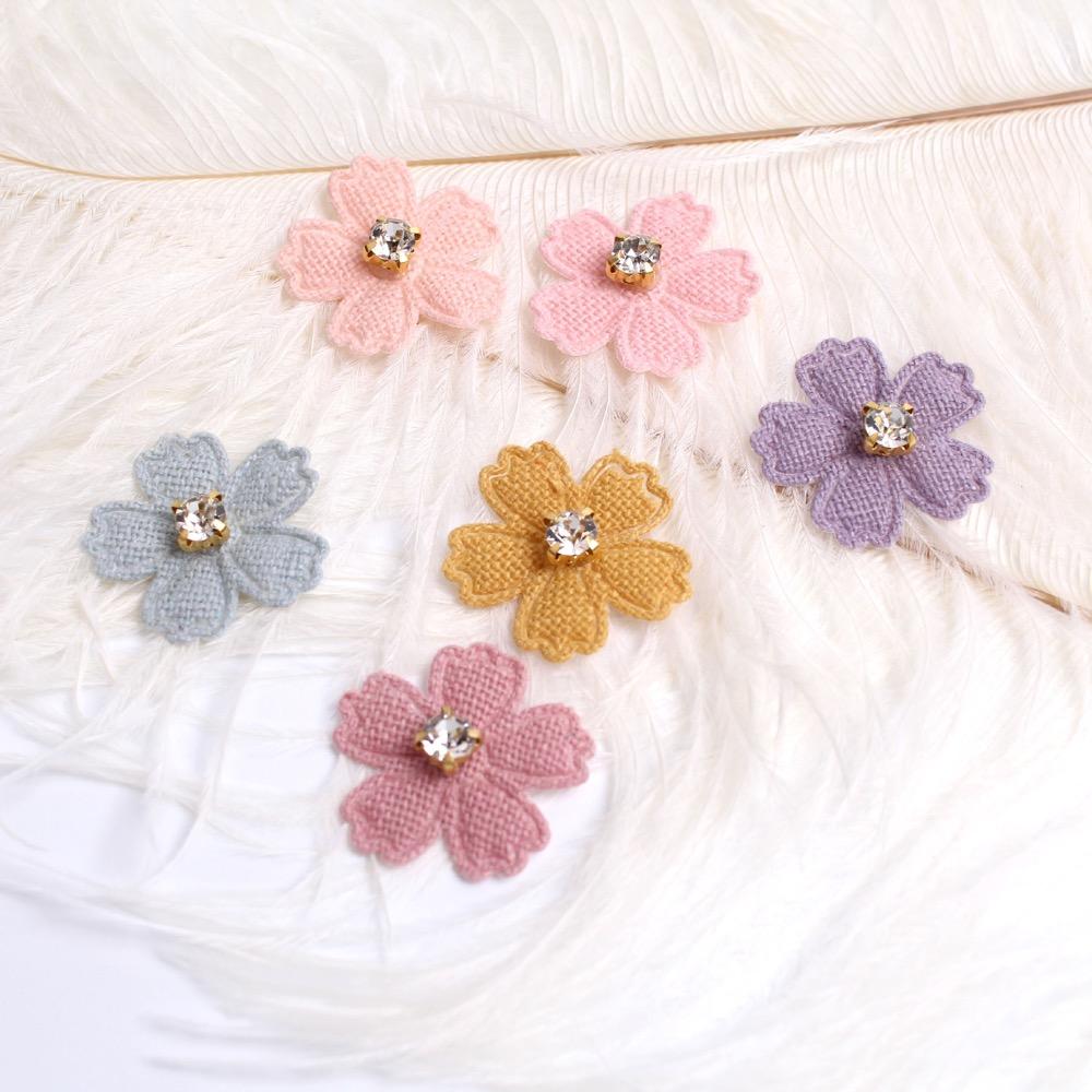 Een set van 20 kleine stoffen bloemenpatches, perfect voor gebruik in projecten, haaraccessoires, hoofdbanden, strikken en hoeddecoraties.