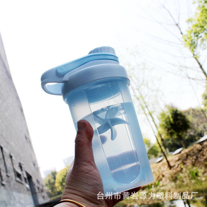 Tazza di plastica da 500 ml Tazza pubblicitaria sigillata Tazza per fitness Tazza per acqua sportiva Tazza per mescolare Tazza per shaker per proteine in polvere con manico