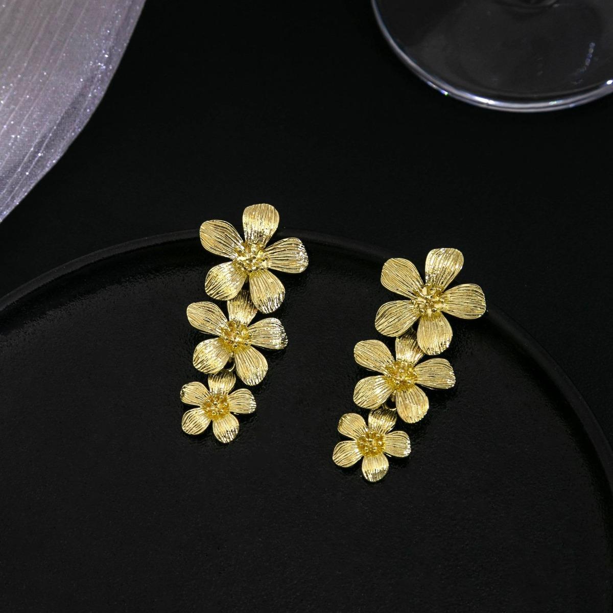 

Трехмерные цветочные серьги. Женские длинные металлические серьги с ветром. золотой