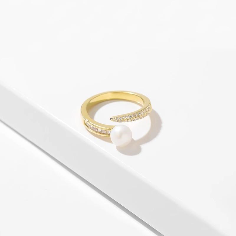 Modern And Stylish Pearl Zircon Adjustable Ring Exuding Luxury And Elegance