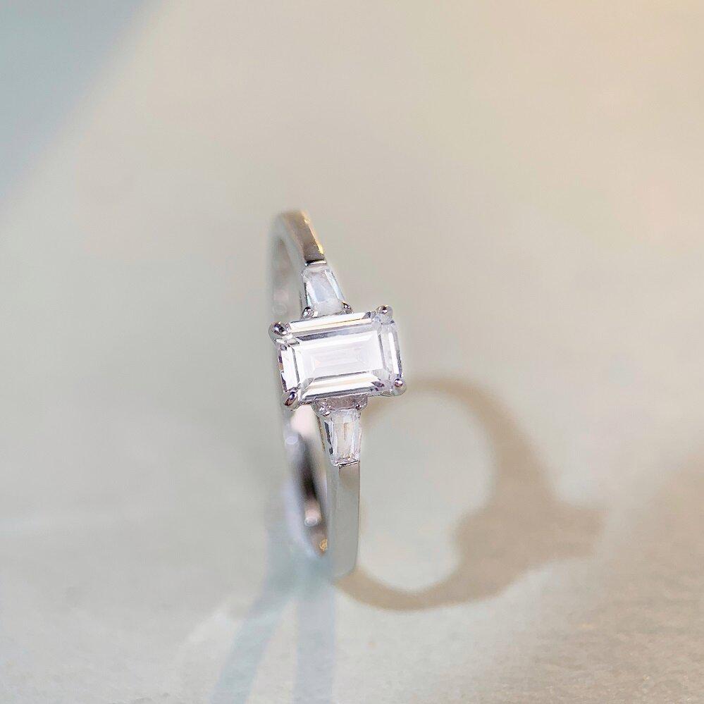 Nine Beauty Schmuck S925 Sterlingsilber Ring für Damen mit Radiant-Schliff Zirkonia Quadratisches Design - Schlichter, vielseitiger Stil