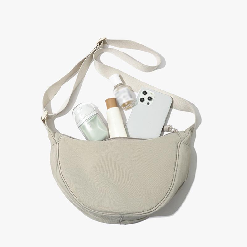 

Простая легкая сумка 2025 Новая женская сумка через плечо Нейлоновая сумка-пельмень Универсальная сумка на плечо Водонепроницаемая сумка бежевый