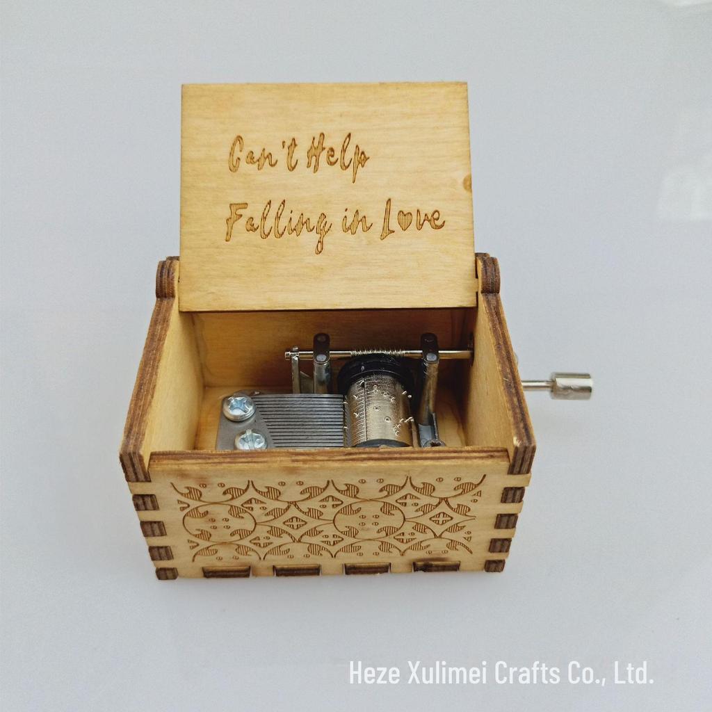 Ručně zalomená dřevěná hudební skříňka, festivalový dárek pro přátele