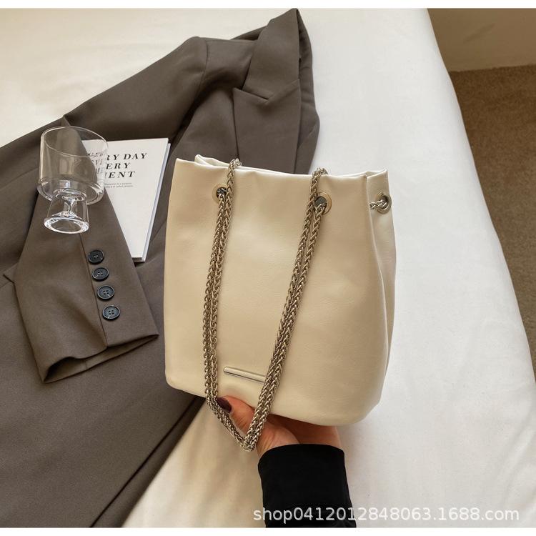 

Сумка-ведро на цепочке из кожи с масляной восковой пропиткой женская 2025 новая модная взрывная сумка-мессенджер повседневная для поездок на работу женская на плечо бежевый