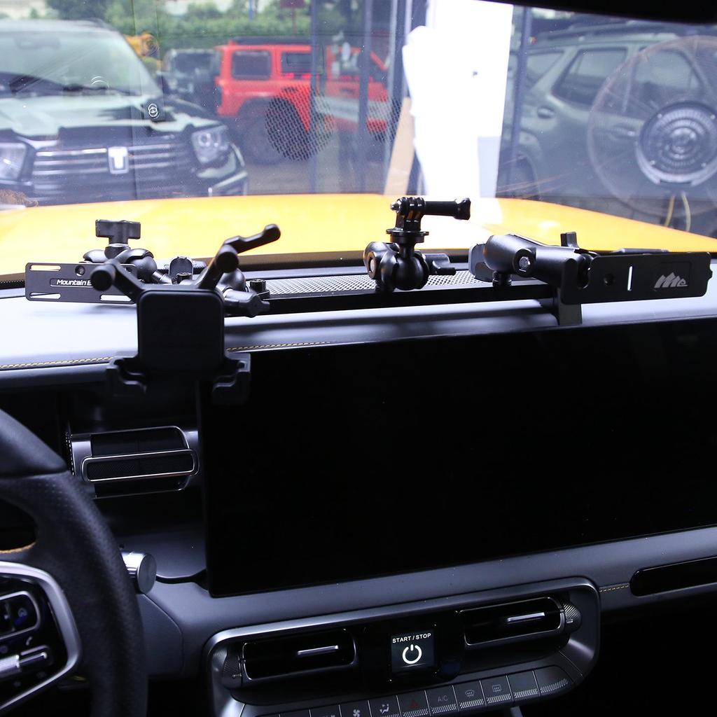 BJ40 Mobile Phone Holder: Compatible with 2018-2025 Models, Center Console Integrated Bracket.