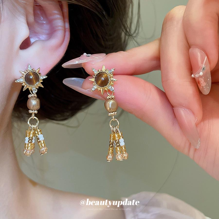 Antique Resin Pearl Tassel Stud Earrings - Silver Needle, High-End Retro Fashion for Women