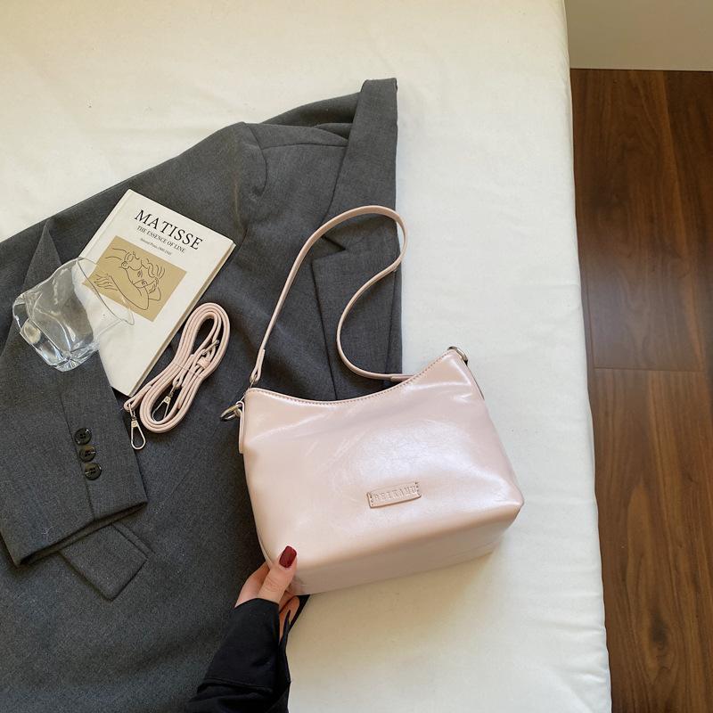 Today's popular small bags for women's new autumn and winter retro versatile messenger bags single shoulder underarm bucket bags