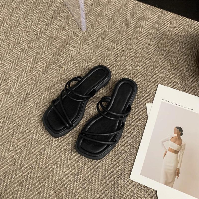 

Двое носят французские вечерние сандалии, женщины носят новую корейскую версию изящных шлепанцев на толстом каблуке, женщины лето 26/27 Stock