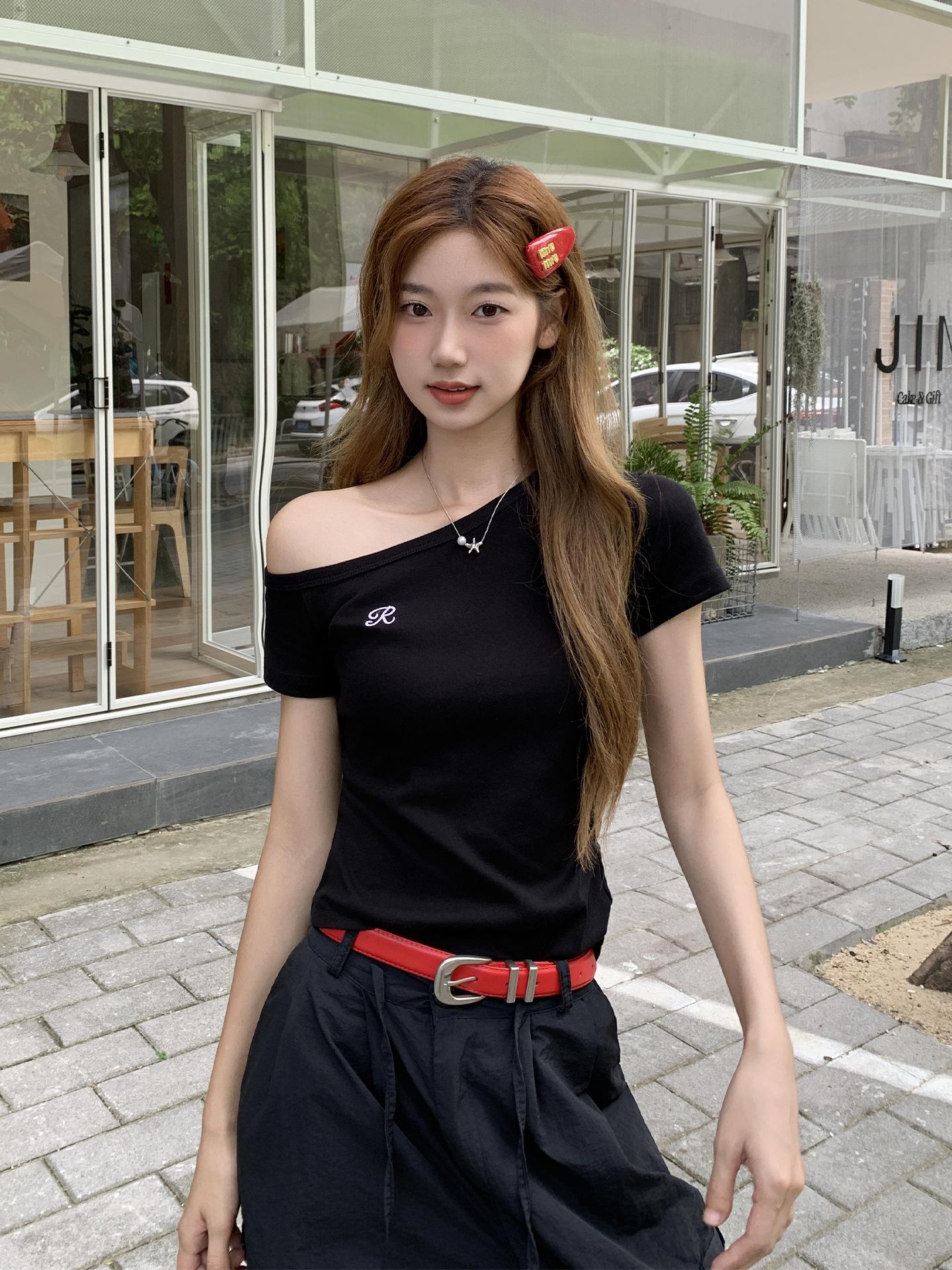 

Korean black letter embroidered slanted shoulder short-sleeved t-shirt women s summer new slim-fitting and thin top S чёрный