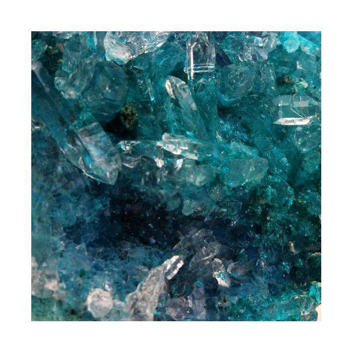 Pierres et Minéraux. Dioptase + Shattuckite + Quartz. 1428.0 ct. Milpillas Mine, Sonora, Mexique.