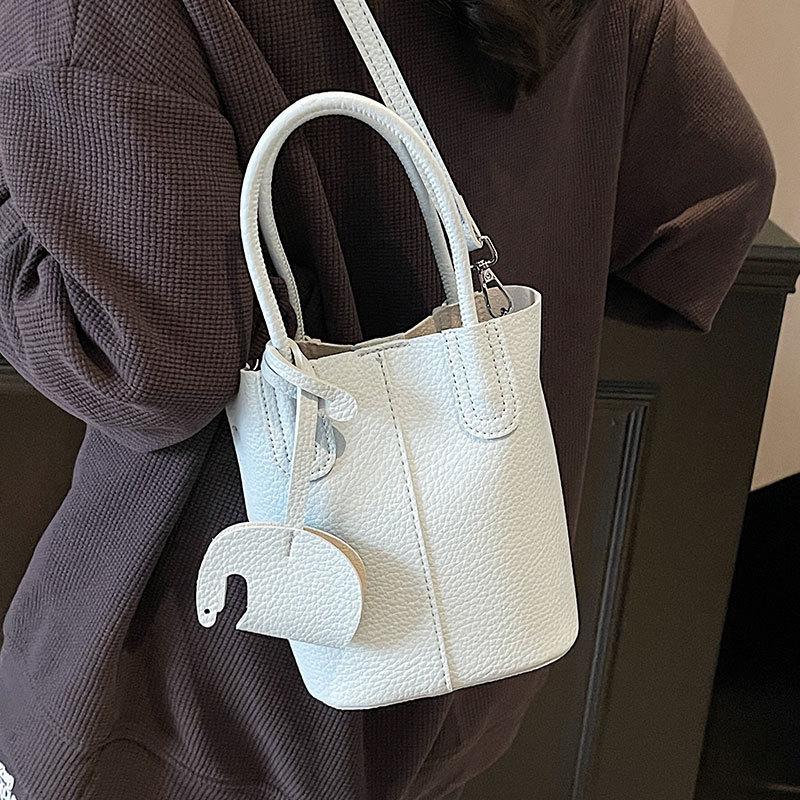 Popular Korean Simple Style Temperament Portable Bucket Bag Women's High-end Lychee Pattern Commuting Versatile Messenger Bag