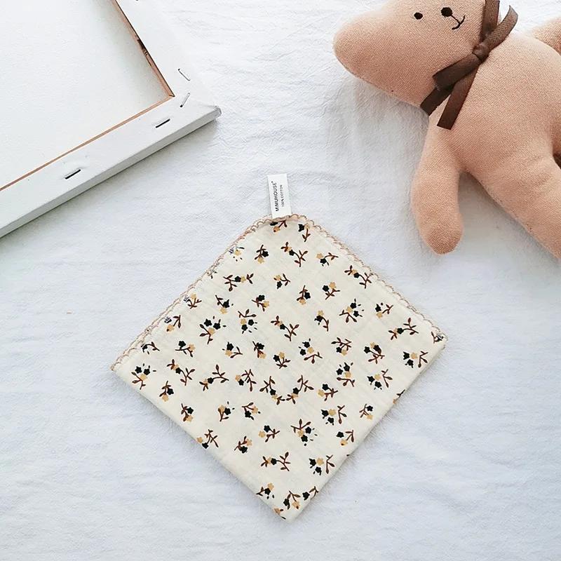 Baumwoll-Baby-Gesichtshandtuch Neugeborene Babyartikel 4-lagiges Musselin-Babylätzchen Taschentuch Weiches Speicheltuch Dreieckiges Füttern Spucktücher