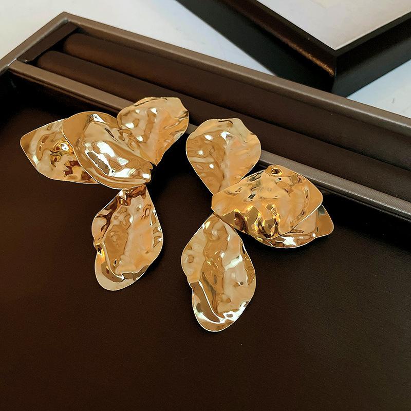 Металлические серьги-цветы с плиссировкой, серьги с преувеличенным дизайном, модные серьги с высоким чувством стиля