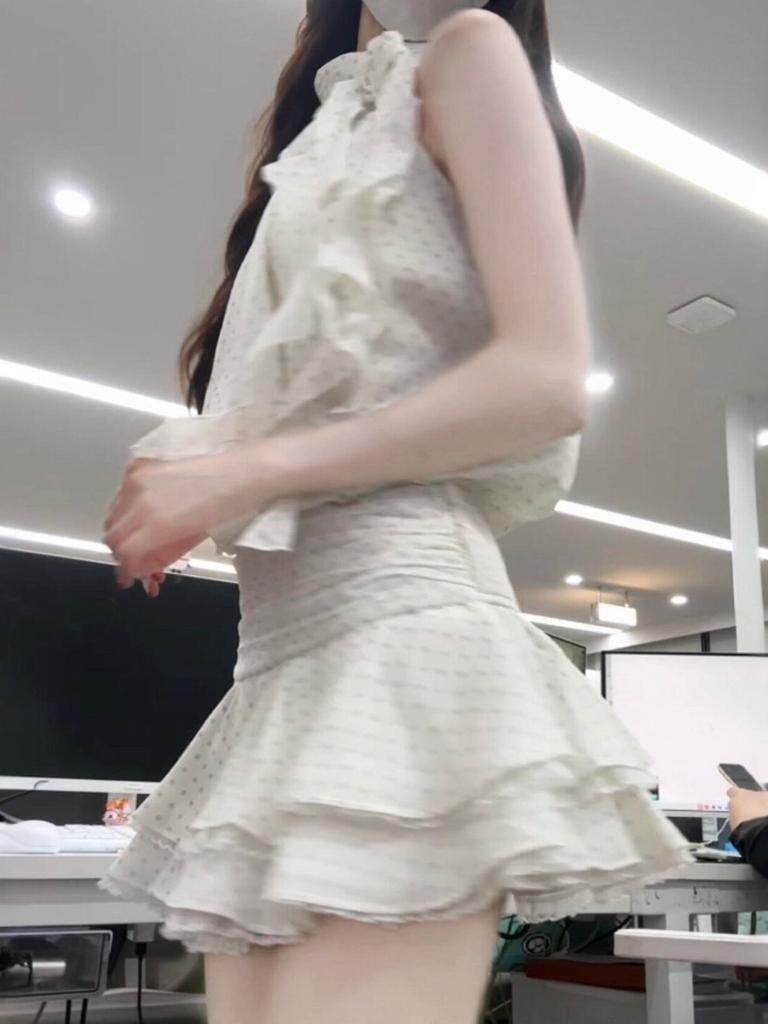 The small man is unique and super good-looking, and the neck polka dot suspender short skirt is a popular new dress this year in summer.