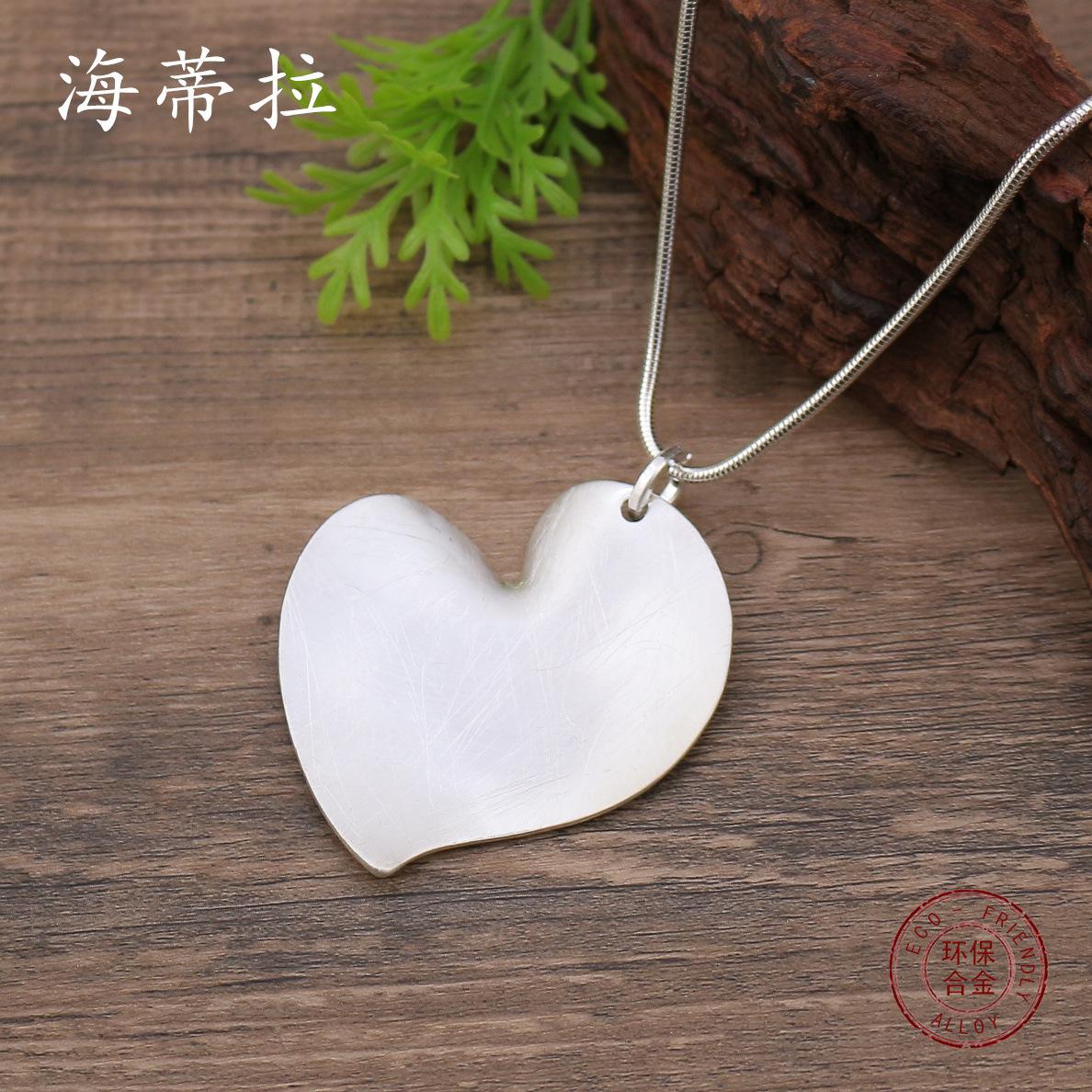 

New brushed love snake bone chain long necklace, women s exaggerated brushed heart-shaped long sweater chain