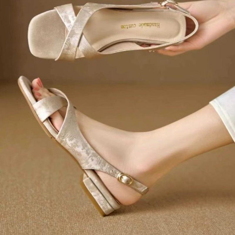 

Мода 2024 Лето Новые Ретро Рыбий Рот Толстый Каблук Серебряный Модные Сандалии Плоские Универсальные Сандалии Сзади Квадратный Головной Узор Женский Тренд 40 бежевый