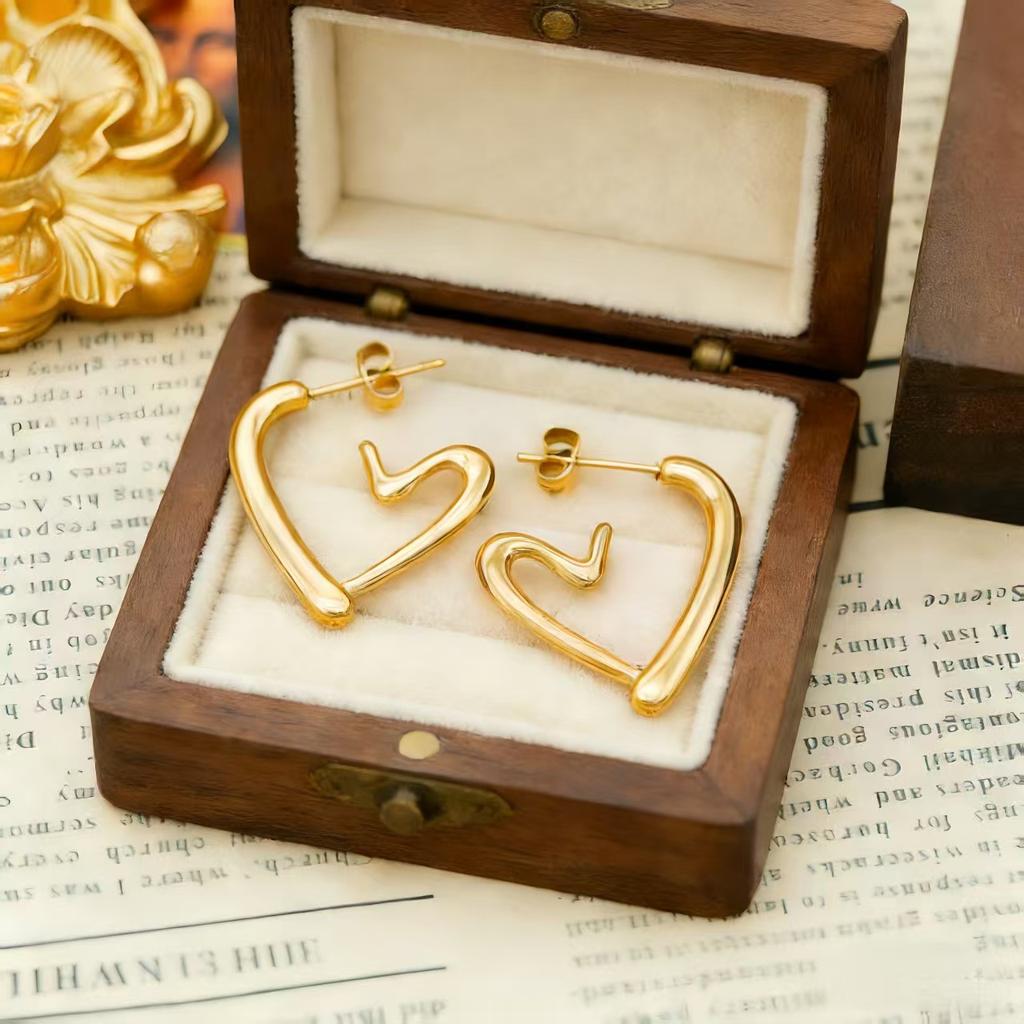 French retro ins stylish and simple design irregular heart-shaped titanium steel stud earrings European and American INS style versatile earrings