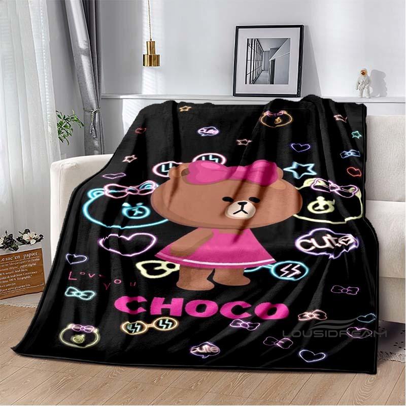The BROWN & FRIENDS blanket is crafted from flannel material, offering a fluffy, soft, warm, and comfortable feel. Suitable