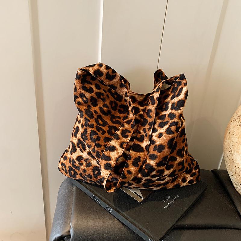 Niche high-end messenger leopard print bucket bag women's spring and summer new retro fashion shoulder bag