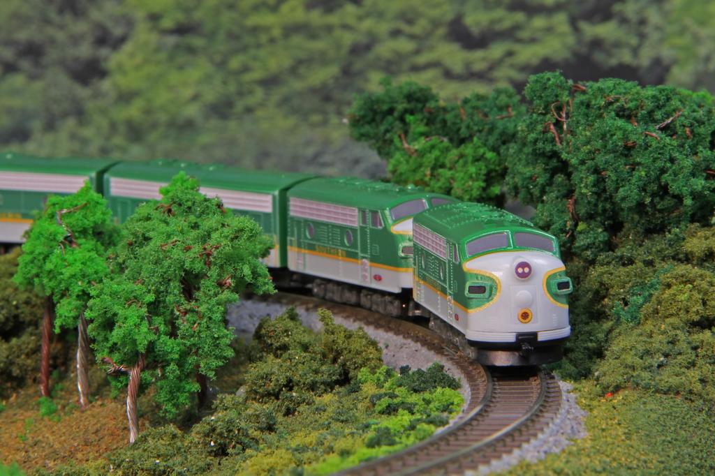Rokuhan Z Gauge Z Shorty EMD F7 SOUTHERN Railway Model Diesel Locomotive ST012-4