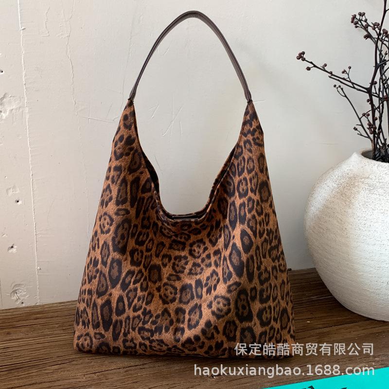 Leopard print bag women's large capacity 2025 new autumn and winter leisure shoulder mother and child bag versatile work commuter tote bag