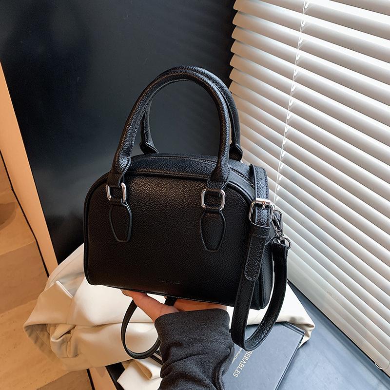 Premium portable small bag women's new fashion shoulder bag commuter messenger bag