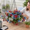 Yousheng Kunstmatige Hangende Bloemen met Mand voor Buiten, Patriotische Nepviooltjes voor 4 juli, UV-bestendige Nepplanten voor Buiten Veranda,