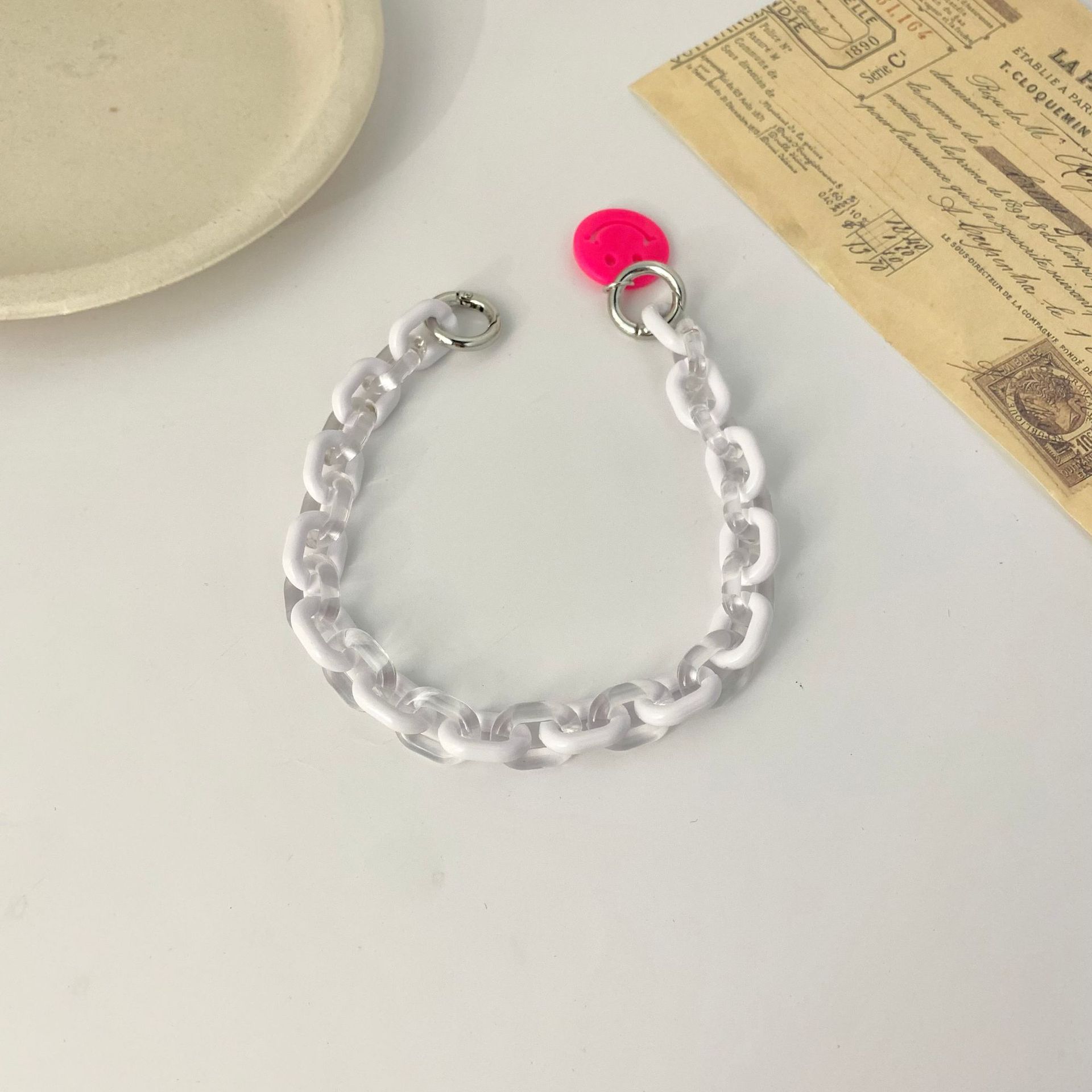 

INS style new acrylic colored smiley face anti-lost lanyard hand carry fashion chain mobile phone chain белый