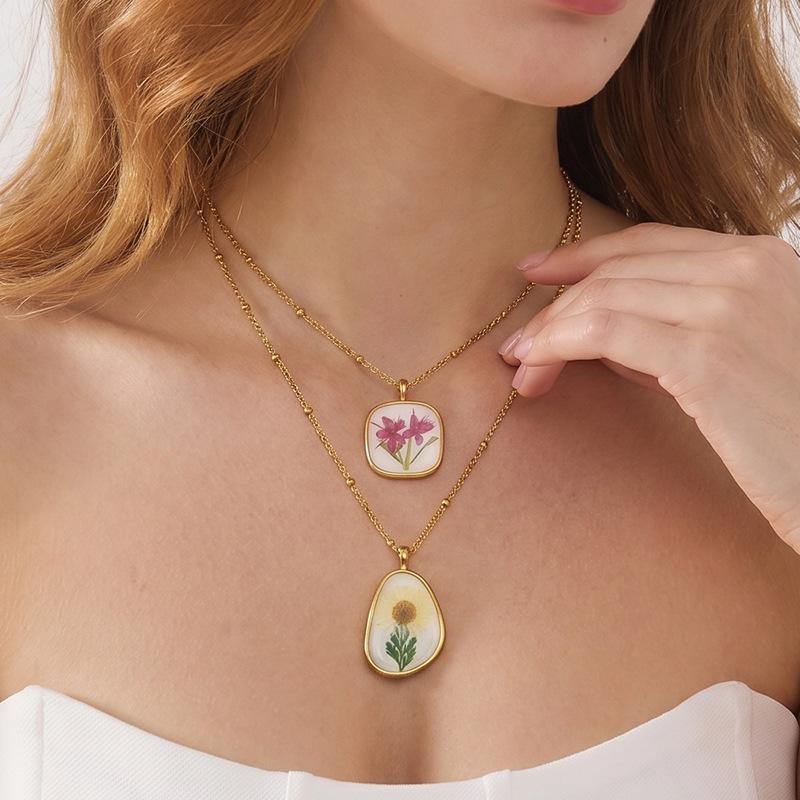 European and American Style Natural Dried Flower Resin Necklace 18K Gold Stainless Steel Immortal Flower Pendant Collarbone Chain Female Hot-selling