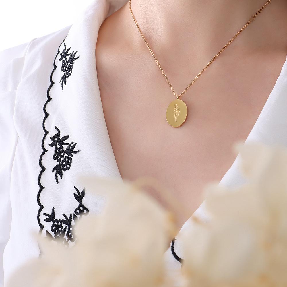 Style Engraved Flower Pendant Titanium Steel Necklace, Retro Fashion Women'S Gold-Plated Non-Fading Necklace Jewelry