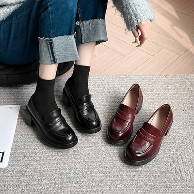 Mocasines clásicos de estilo británico retro para mujer, zapatos pequeños con aumento de altura, tacón grueso, un pedal, zapatos pequeños de cuero negros simples