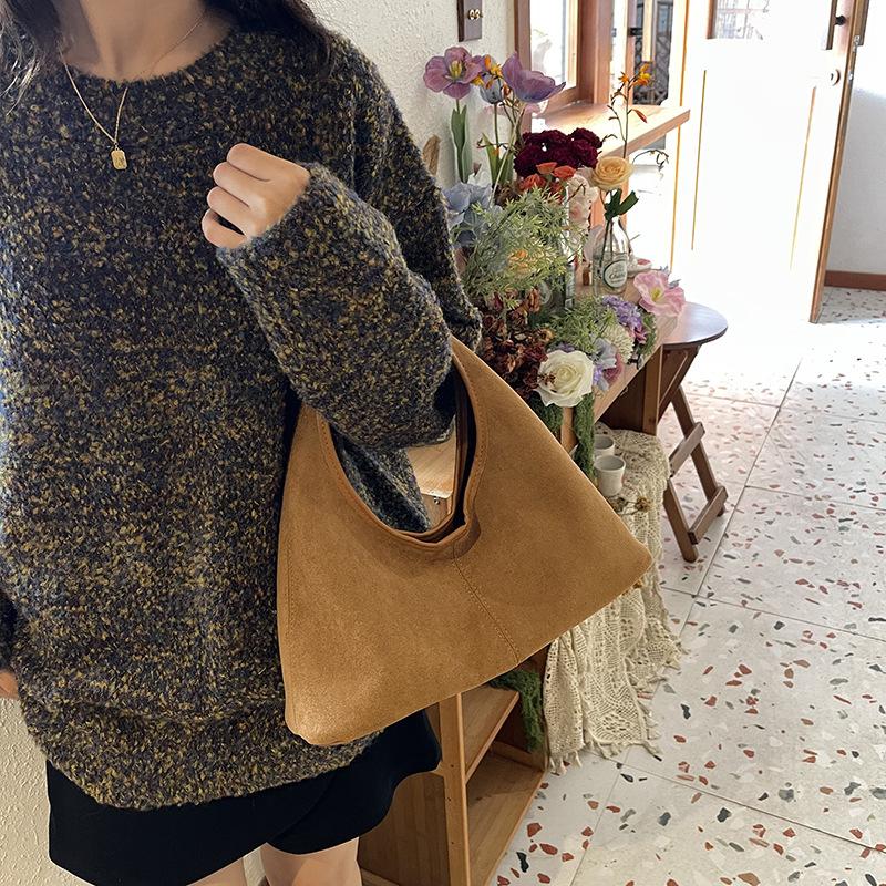 Tote bag premium sense 2025 autumn new large capacity velvet contrasting color shoulder bag commuter handbag women's bag