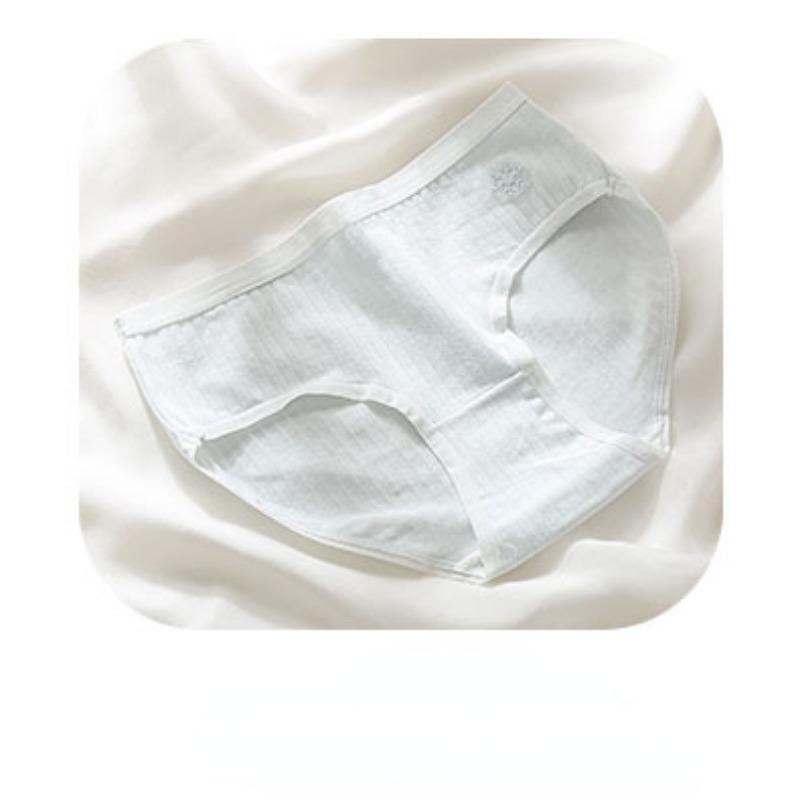 Fresh and Minimalist Japanese Women's Cotton Briefs with No Marks Sweet and Breathable Underwear