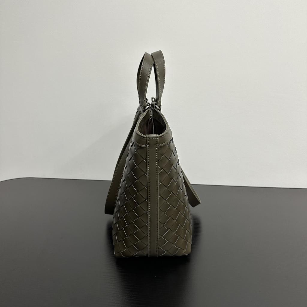 Niche design commuter texture versatile retro woven tote bag large capacity premium portable shoulder armpit bag