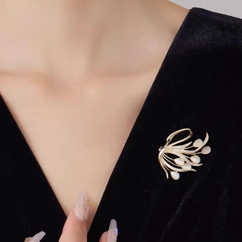 Exquisite Cat's Eye Swan Brooch: Elegant Women's Pin for Suits and Lapels, Enhancing Fashion with Personality.