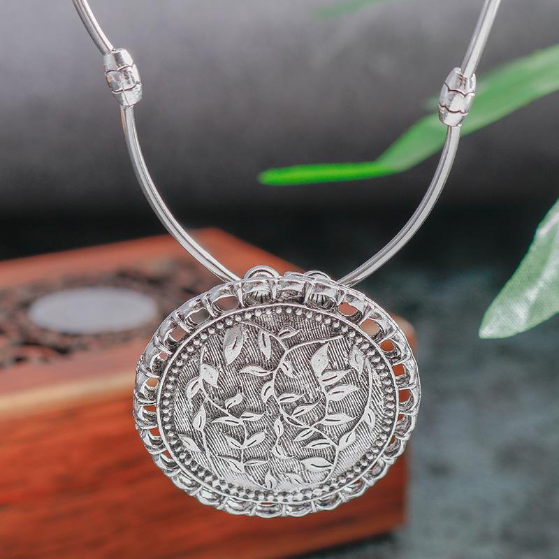 Plain Carved Necklace Vintage Silver Round Leaf Pendant Necklace Female