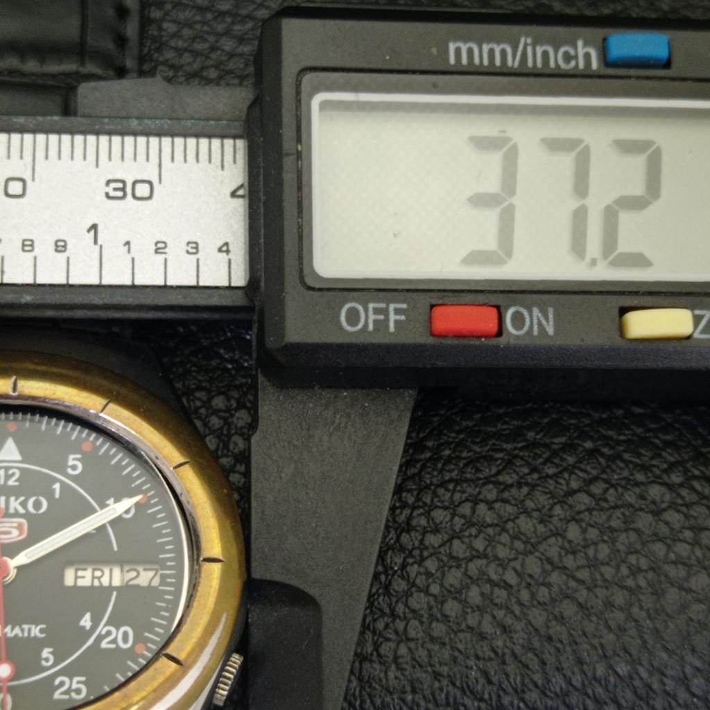 JAPAN VINTAGE SEIKO 5 AUTOMATIC 7009A MENS BLACK COLOR DIAL WATCH a702352-5