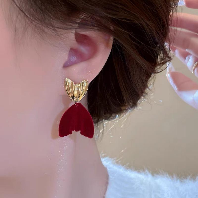 2023 Elegant French Retro Fishtail Earrings - Versatile High-Class Studs