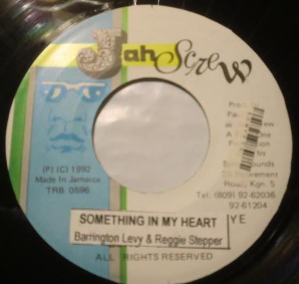 

7-дюймовая пластинка BARRINGTON LEVY & REGGIE STEPPER - Something In My Heart NONE Jah Screw 1992 Ямайка Регги, Ска и Даб Б/У