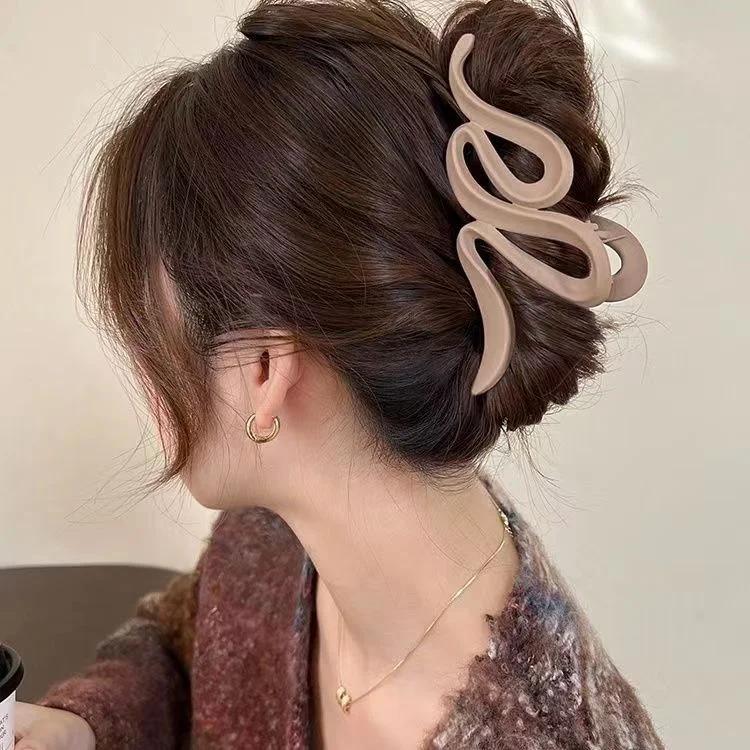 Large Shark Clip High-End Light Luxury Autumn And Winter Wave Grip Clip, Frosted Back Hair Clip Hair Accessory For Women