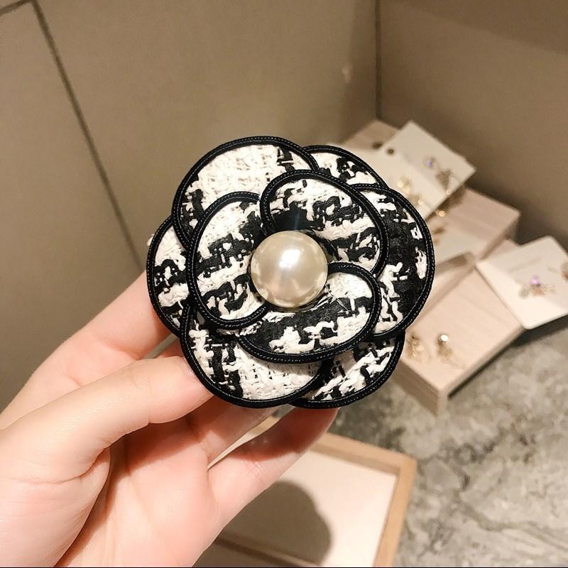 Exquisite Pearl Camellia Brooches Pins For Women Vintage Elegant Wedding Party Corsage Lady Clothing Coat Brooch Pin Badges