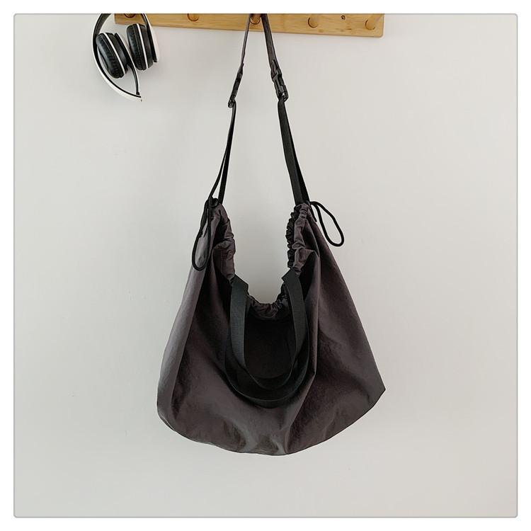 School bag Japanese large-capacity shoulder bag fashionable and lightweight tote bag drawstring lazy wind pleated messenger bag simple casual bag