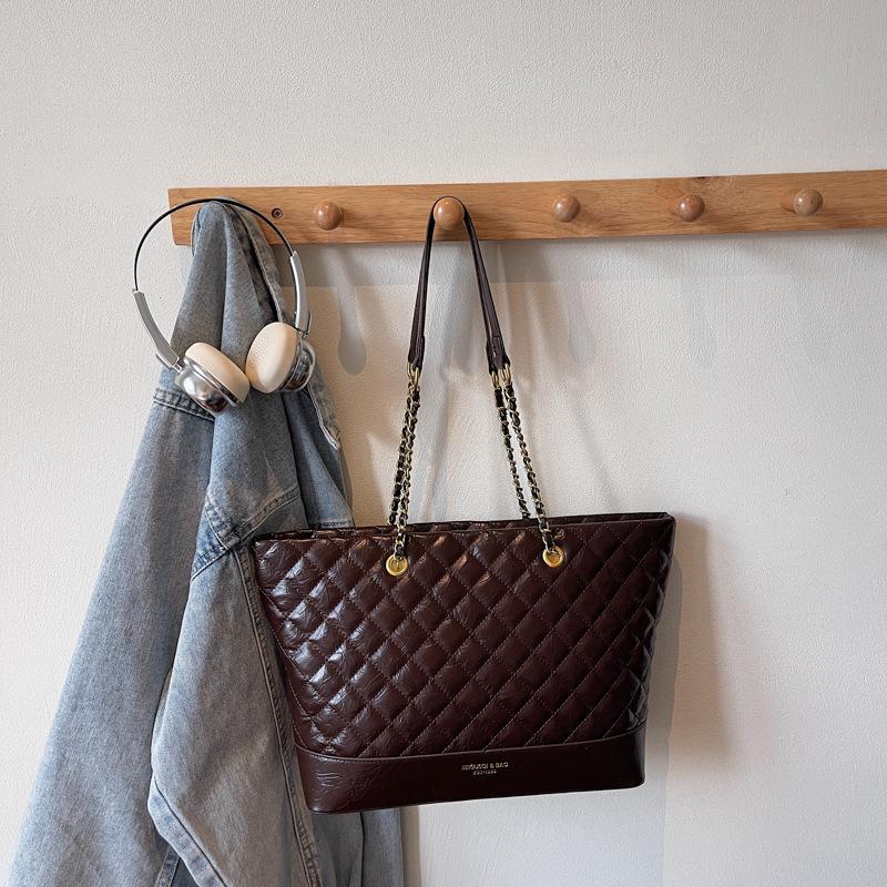 

Женская сумка большой вместимости высокой ценности, новая осенняя ретро-сумка через плечо 2025 года, сумка-тоут для поездок на работу с бриллиантовой цепочкой