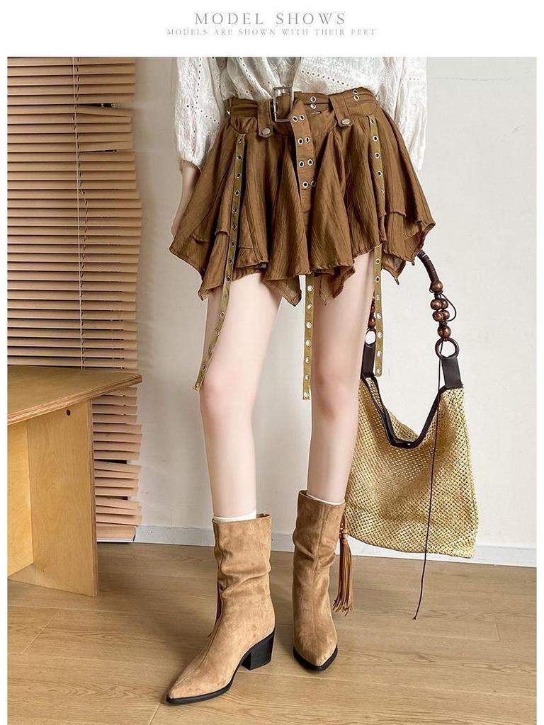 Damskie zamszowe kowbojki do połowy łydki na jesień/zimę 2025 z czubem w szpic, grubym obcasem, frędzlem i marszczeniami.