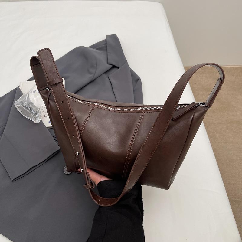 

Сумка кроссбоди женская сумка в иностранном стиле текстурная сумка на плечо 2025 новая темпераментная повседневная большая сумка повседневная сумка сумка-пельмень темно-коричневого